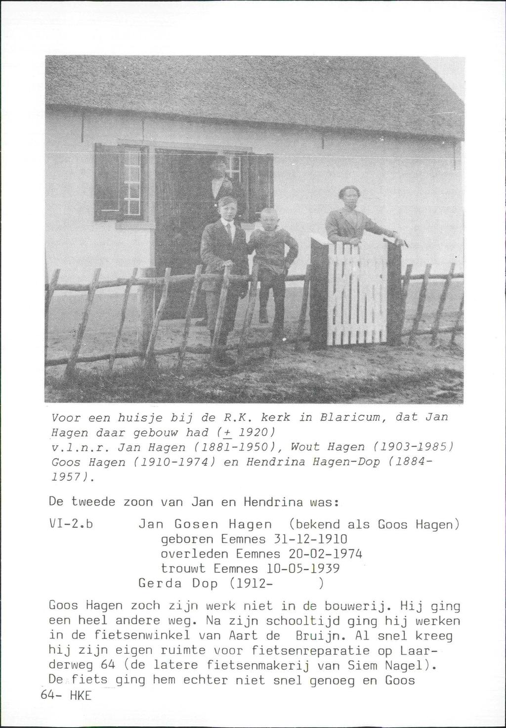 msmskmmmssb^kbssx H H H H I Voor een huisje bij de R.K. kerk in Blaricum, dat Jan Hagen daar gebouw had {+_ 1920) v.l.n.r. Jan Hagen (1881-1950), Wout Hagen (1903-1985) Goos Hagen (1910-1974) en Hendrina Hagen-Dop (1884-1957 ).