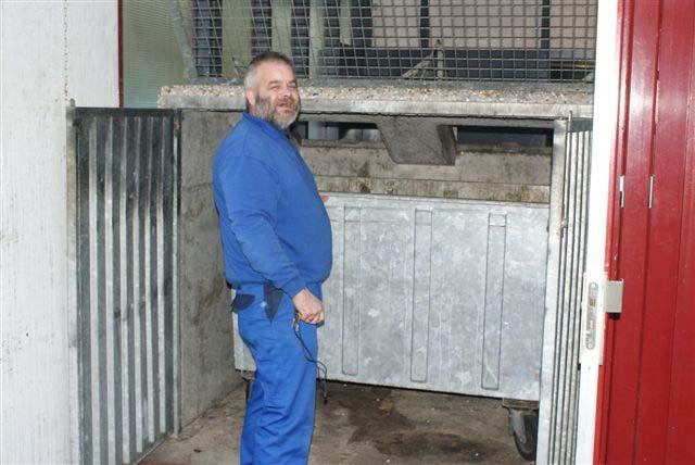 Gesprek met een schoonmaker, Onder het genot van een lekkere kop koffie heb ik een gesprek met Ruud. Hij is een van de mannen die er voor moet zorgen dat onze flat er netjes uitziet.