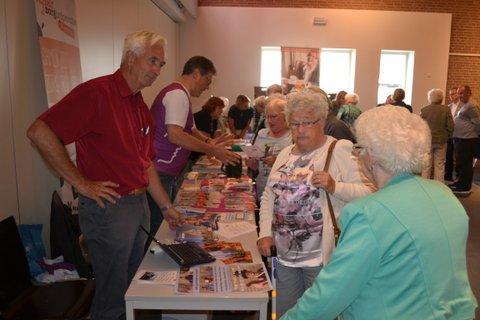 informatiemarkt met 12 organisaties ondervond in de middagpauze veel belangstelling. Het middagprogramma met zanger/entertainer Michel Coenen bleek minder aantrekkelijk dan verwacht.