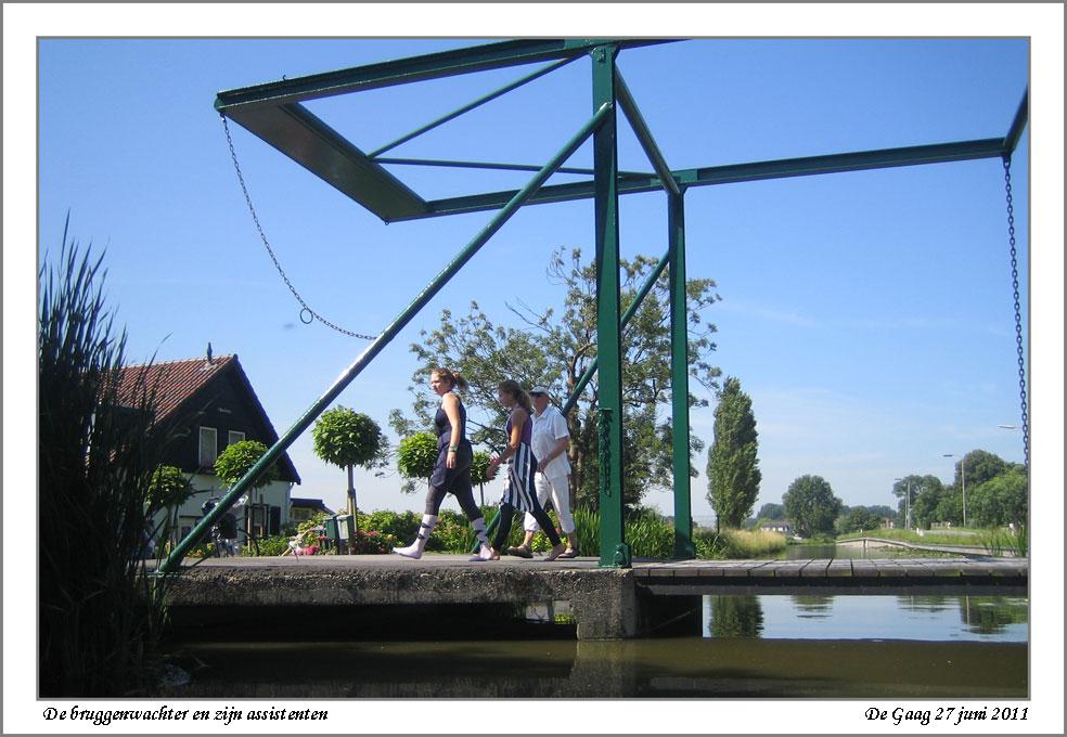 Het laatste stuk van de tocht kwam in zicht, we zouden geen lage bruggen meer tegen komen. Op de vraag: hoeveel bruggen zijn we gepasseerd kon niemand het juiste antwoord geven.