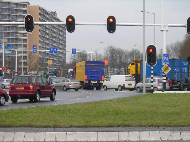 Figuur 7 Blokkade van het Capelseplein Het verkeer op richting 7 rijdt door de wachtrij richting de Algerabrug vaak niet goed af, waardoor richting 71 gehinderd wordt.