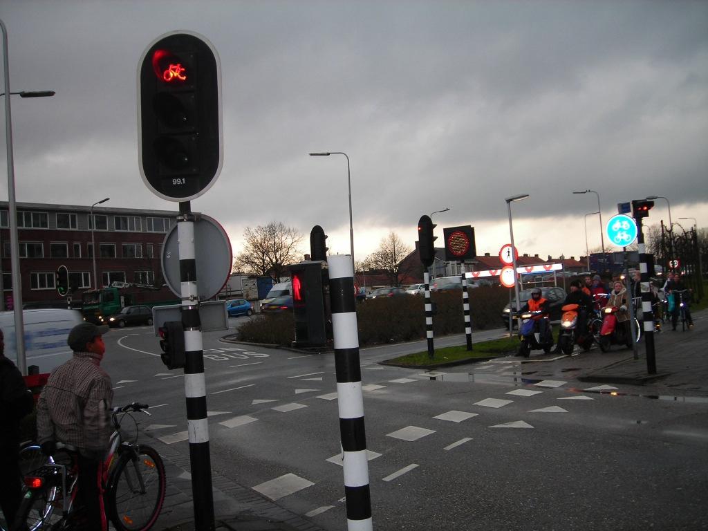 Tabel 6 Overzicht wachtrijen Algeraweg - Ketensedijk Richting Drukste moment ochtendspits 8h00 5, 15 Wachtrij tot voorbij het nabij gelegen benzine station (±700 meter) 9 Wachtrij tot enkele straten