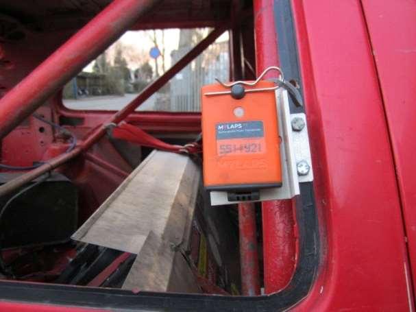 Op een buigbaar steuntje zodat bij een koprol de transponder naar binnen buigt. De transponder moet op de baan schijnen, er mag geen metaal tussen de transponder en de grond zijn.