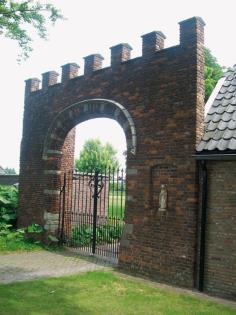8 Een poort met kantelen e torentjes boven op de poort heten kantelen. Wat zorgt vooral voor de stevigheid van deze poort?