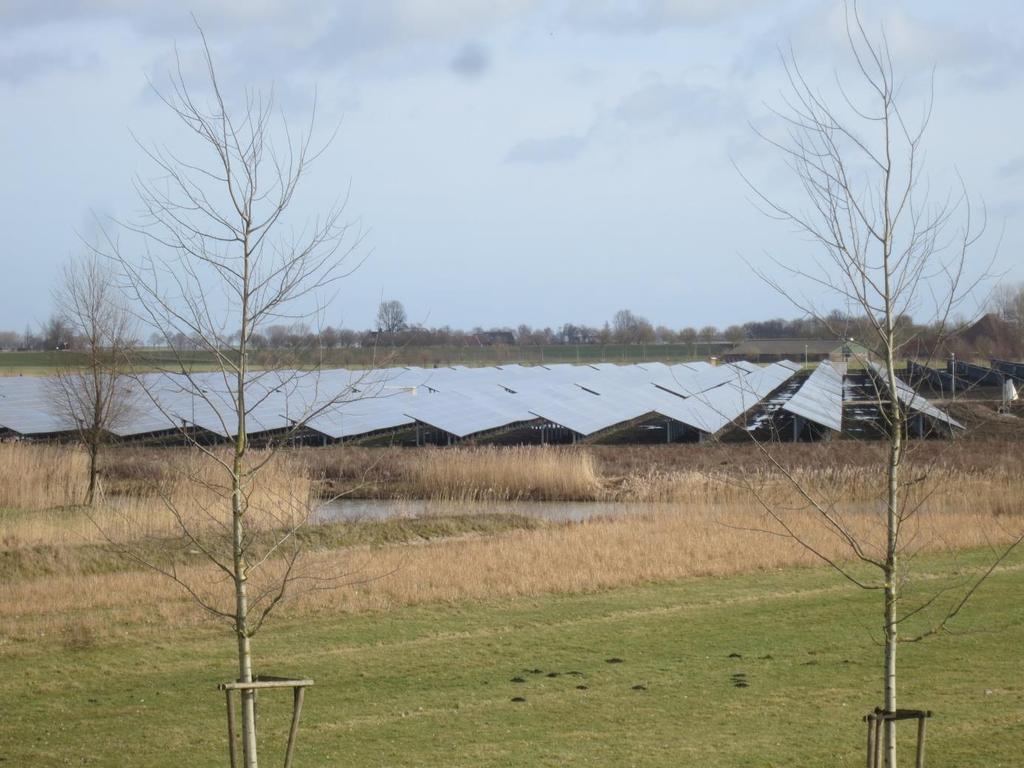 Het zonnepanelenveld dat 1400 gezinnen van stroom voorziet. ven verder passeren we de uit 1922 daterende stalen E brug over de Purmerringvaart waar we links een enorm zonnepanelenveld 22.000 panelen!