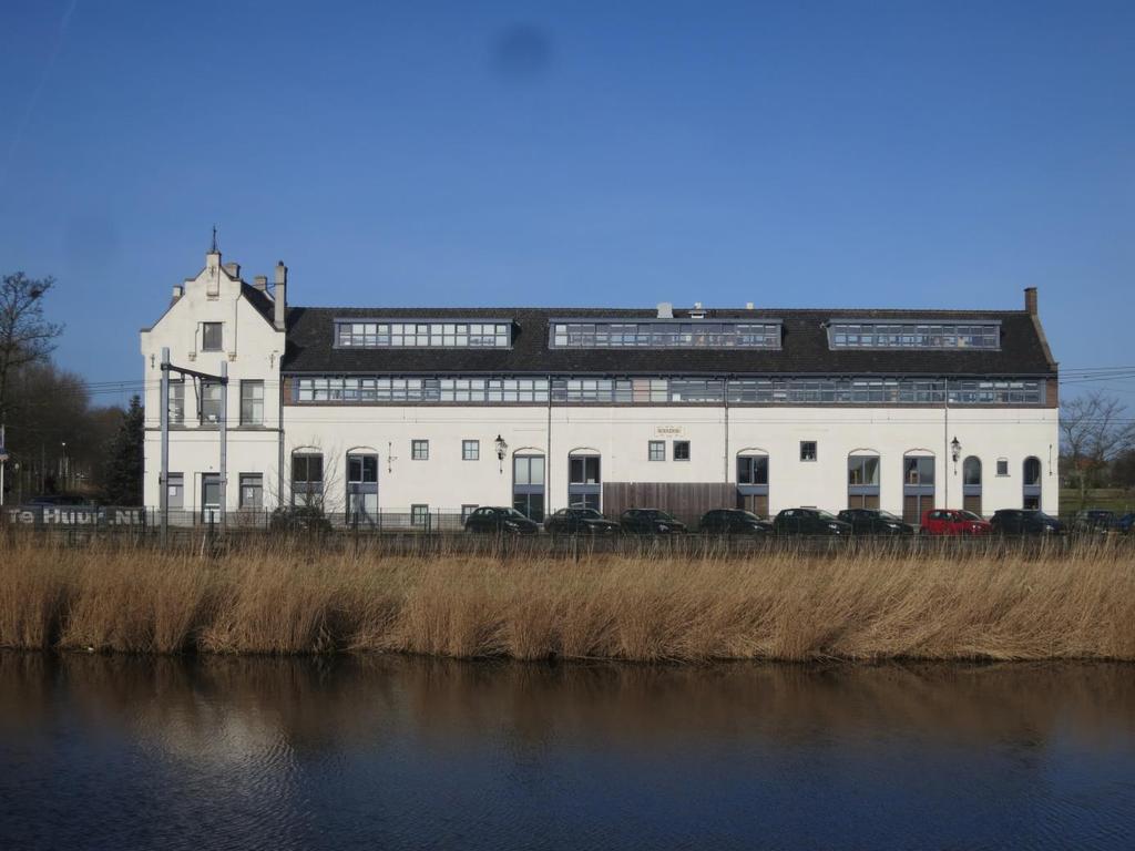 Het uit 1884 daterende stationsgebouw van Kwadijk dient nu als kantoorruimte.