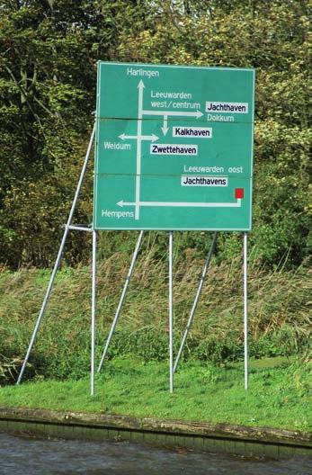 Bij kilometerraai 30 volgt de kruising met de Nauwe Greons (vanuit het zuiden) en De Tynje, die naar het centrum van Leeuwarden loopt.