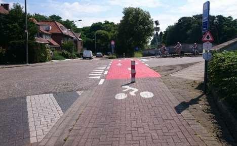 Bovendien werd de voorrangsregeling op het hele kruispunt gewijzigd. De bestaande voorrang aan rechts werd gewijzigd in een voorrangsregeling voor de rijbaan parallel aan de fietsostrade.