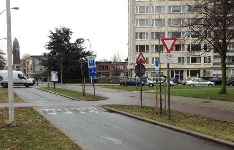 3 Verkennend onderzoek Vlaanderen kent geen traditie om bij kruisingen fietsers voorrang te geven ten opzichte van het gemotoriseerd verkeer.