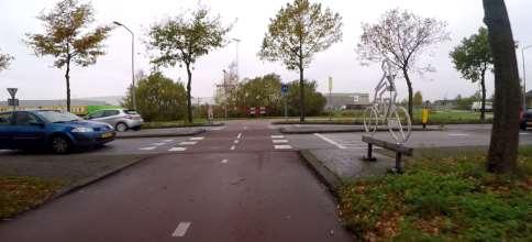 3.2 Nederland In Nederland worden kruisingen van fietsroutes met erftoegangswegen standaard uitgevoerd met fietsers in de voorrang.