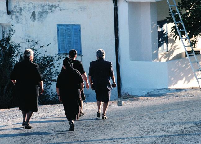 Ongeveer de helft van de bevolking woont in het district Iráklio, een kwart in Chania, een achtste in Rethymno en nog een achtste in Lassithi.