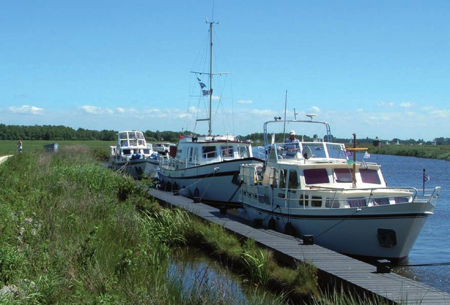 Zwemmen in de vaargeul, bij bruggen, sluizen en wachtplaatsen is niet toegestaan; Een vaarbewijs is verplicht voor het besturen van snelle motorboten.