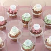 Prijs: 1,50/stuk (zonder cupcake) Gelieve de soort versiering en het gewenste aantal te noteren bij het veld 'opmerkingen' onderaan in het winkelmandje. 1.50 Gepersonaliseerd logo op uw cupcakes (per 70 kleine of 35 grote) U kan uw cupcakes personaliseren met een ontwerp naar keuze.