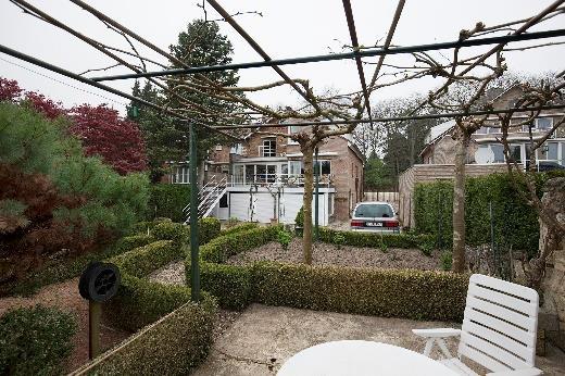 Daarachter bevindt zich de huisweide (1520 m²) met daarop een houten berging