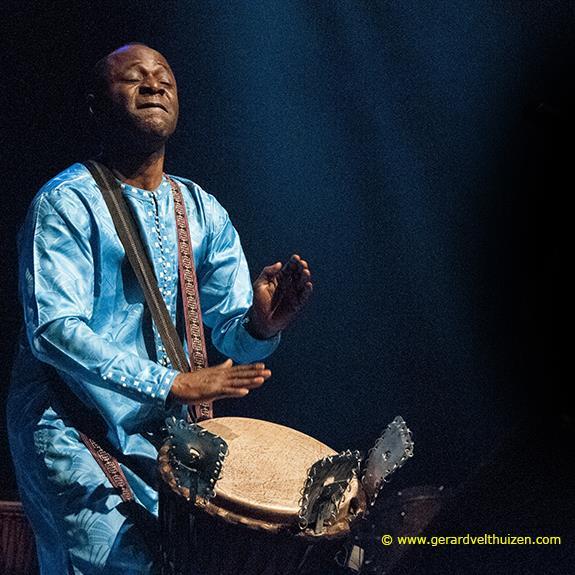 Aly presenteert onder andere een danseres, zang en percussie.