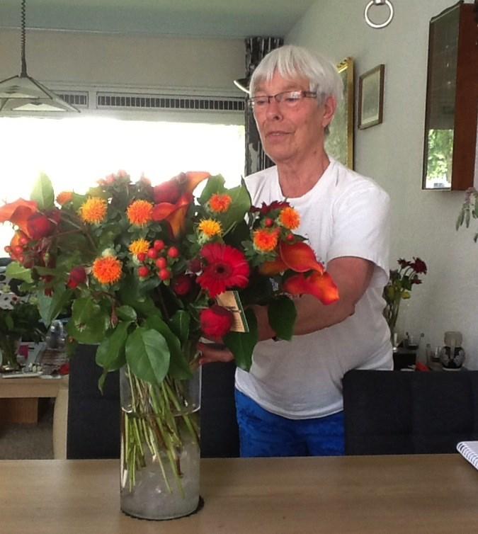 Miep Mirani 80 jaar Ons erelid Miep Mirani is door het bestuur in de bloemetjes gezet vanwege haar 80e verjaardag.