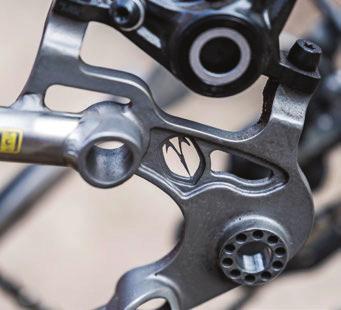 MTB-DUEL \\\ TWEE TITANIUM 29-ERS Modern én van titanium: het kan De Van Nicholas Revelstoke is helemaal bij de tijd, met Boost-passing voor het achterwiel en veel ruimte voor brede