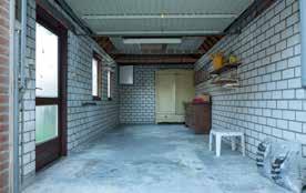 PANDELAAR 51a e 265.000,- k.k. U zoekt een betaalbaar vrijstaand huis met vrijstaande (hobby)garage op een fraai perceel? Dan is deze woning een bezichtiging meer dan waard.