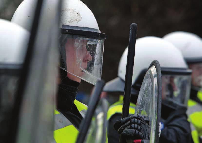 De BE komt in actie bij hogere geweldsdreiging en is uitgerust met zwaardere wapens en middelen, zoals de YPR.