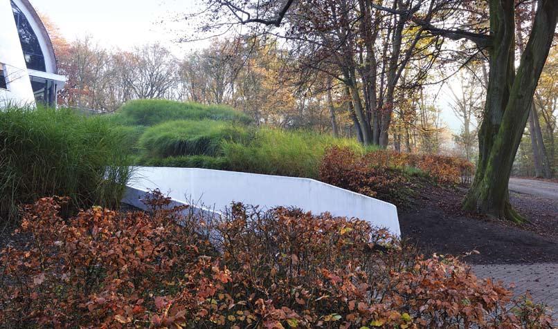 Het is van de hand van de eigenaar zelf, een architect die de pensioengerechtigde leeftijd allang voorbij is, maar geenszins van plan om zijn werk neer te leggen.