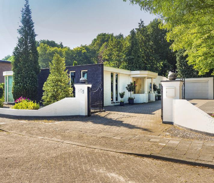 Op een rustige locatie in woonwijk Wilhelminadorp gelegen vrijstaande recent (2017) grotendeels gerenoveerde bungalow op een riant perceel van maar liefst 1050 m 2.