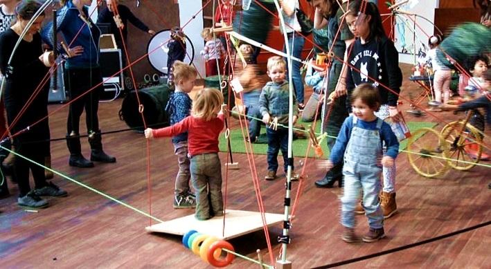 45 uur Meesterknutselaars & licht- en mediatovenaars Moniek Smeets en Bram Wiersma presenteren een peuterspeeltuin met beeldende en theatrale elementen.