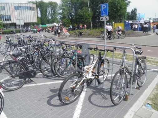 Hen werd een parkeerplaats zo dicht mogelijk bij de ingang van het festivalterrein geboden. Over de toepassing van deze regeling en de bejegening hebben we niets anders dan positieve reacties gehoord.