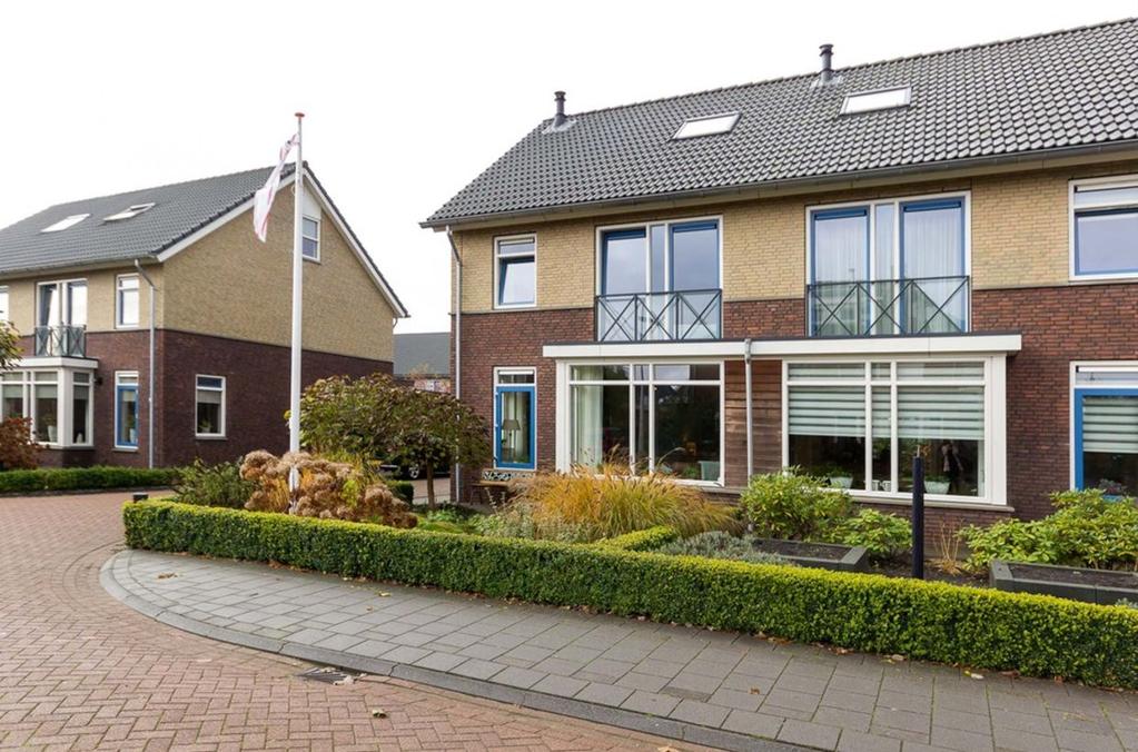 Carry van Bruggenweg 79 9408 DX Assen Inleiding In de kindvriendelijke wijk Kloosterveen staat deze ruime en moderne 2/1 kap woning met vrijstaande stenen garage.