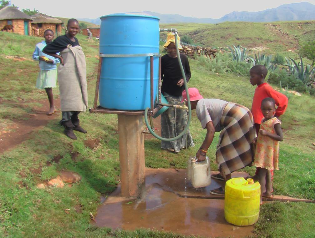 In 2008 heeft het heel weinig geregend. Een controle bij de bron gaf aan dat het waterpeil in de brontank laag was. Toch werkte het drinkwatersysteem, zij het met een beperkte productie.