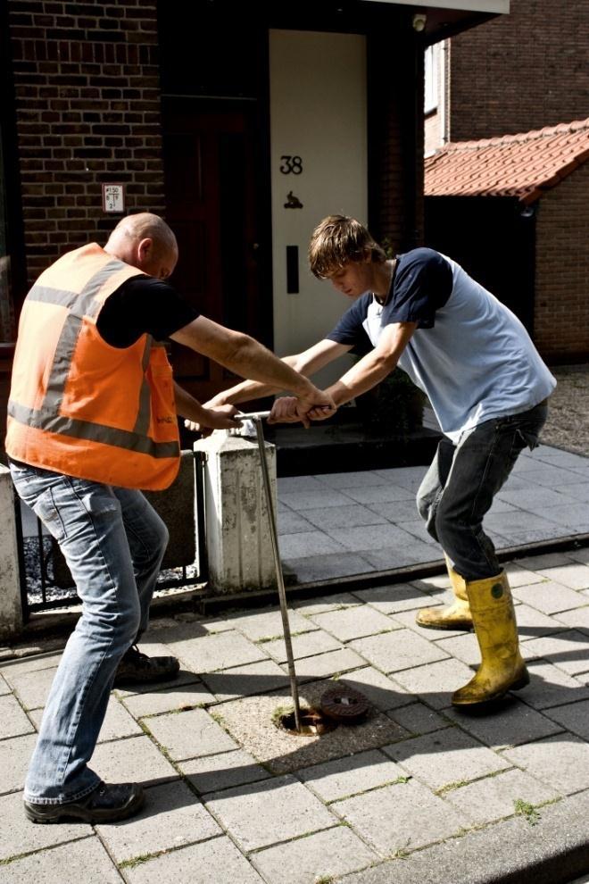 Als de afsluiter niet geheel afsluit kun je ervoor kiezen om even samen de afsluiter te schuren, dit doe je door de afsluiter een