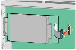 a Koppel de interfacekabel van de vaste schijf van de printer los van de systeemkaart,