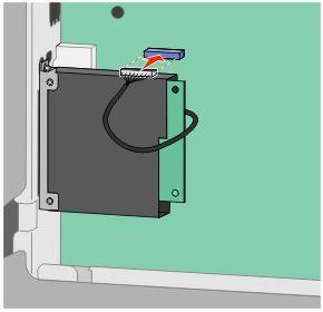 5 Steek de plug van de faxkaartinterfacekabel in de connector van de systeemkaart. 6 Plaats de afdekking van de systeemkaart terug en sluit de klep van de systeemkaart.