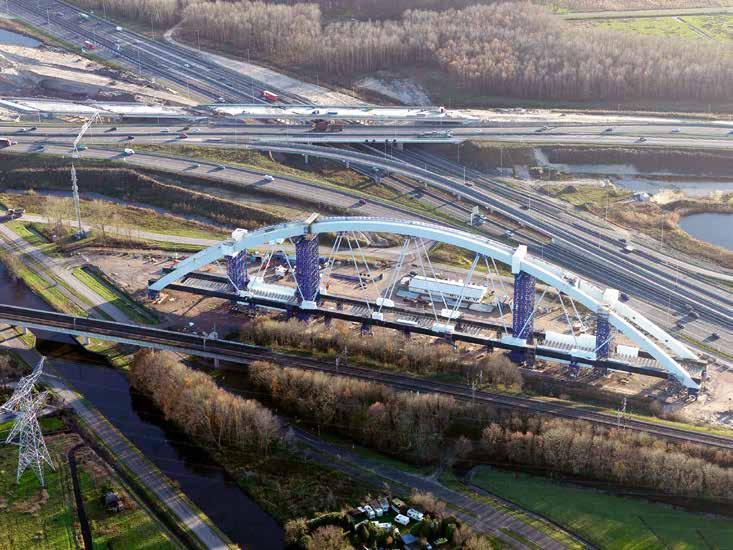 Tijdelijke bypass van de spoorlijn parallel aan de bestaande spoorbrug. met beperkte snelheid moeten rijden, wat leidt tot extra hinder van het treinverkeer.