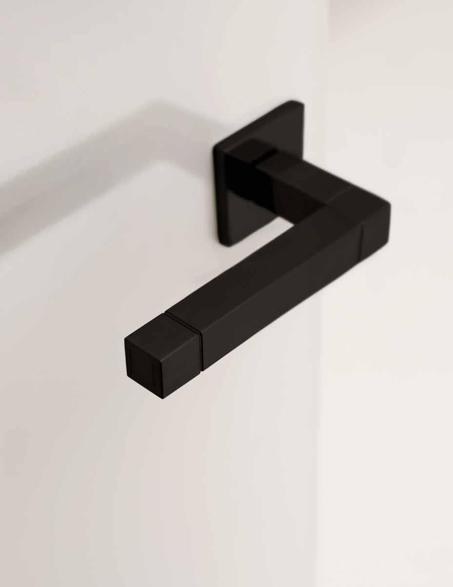 STAINLESS STEEL AND BLACK De deurkrukken die toegepast zijn, komen terug in twee finishes namelijk en