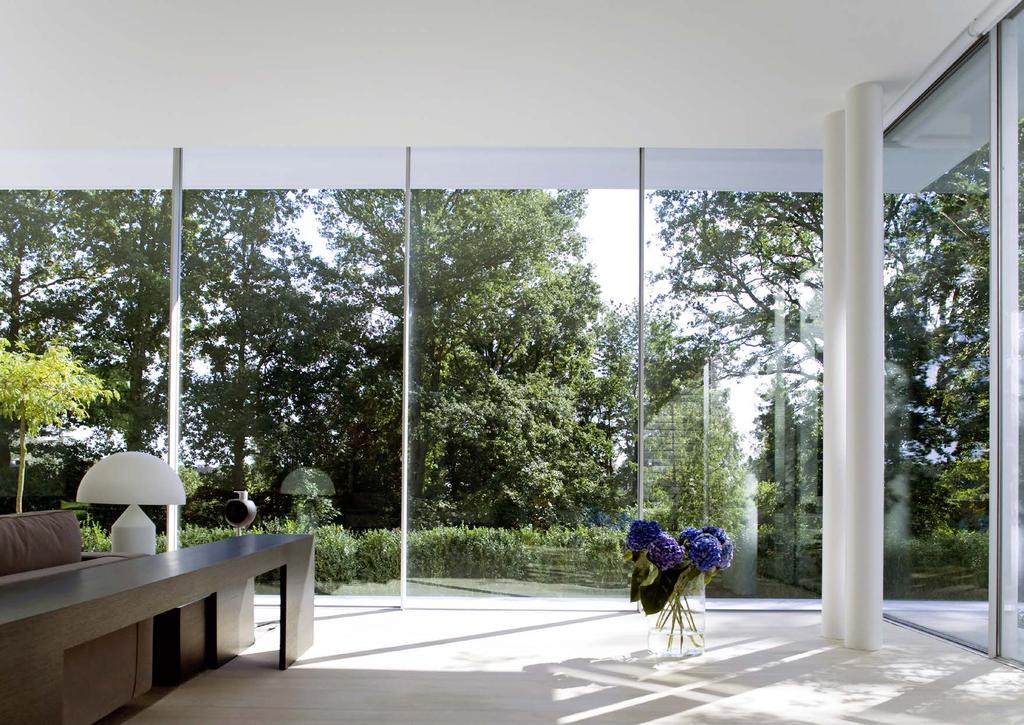 Het kozijnloze KELLER minimal windows -designsysteem voor schuiframen en vaste ramen overtuigt door de erg fijn uitgevoerde profielgeometrie en de met vloeren, plafonds en muren gelijkliggende inbouw.