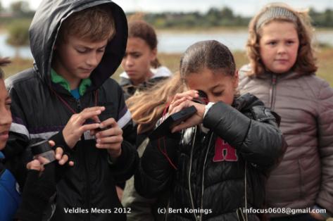 TERUG IN MEERS Het was even afwachten hoe de kinderen en leerkrachten het nieuwe terrein zouden ervaren.