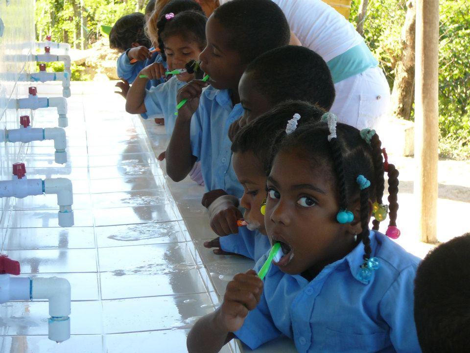 Voorbeeld van een goedkope poetsinstallatie Poetsinstallatie, duurzamer, met kraantjes en tegels De afgelopen jaren heeft Bocas Sanas in 17 scholen hulp geboden, varierend van louter
