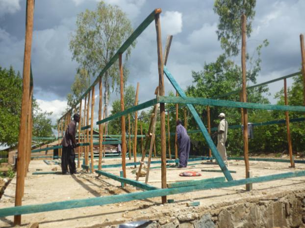 basisschool. Vervolgens werd het gebouwtje opgefleurd met de nodige kleurtjes en tekeningen zodat het op het schoolterrein duidelijk is waar het domein van de kleuters is.