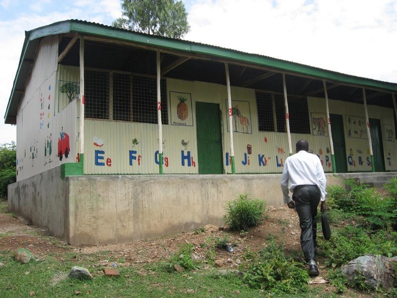 Tijdens de bouw werd reeds een toename van kleuters vastgesteld Het schoolcomité heeft mede namens de gemeenschap en op aandringen van SBNN Kenya bij de uitvoering van de werkzaamheden net zoals bij
