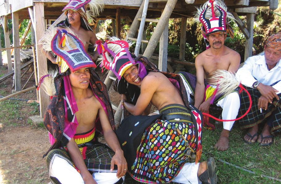 Traditionele dansgroep in West-Flores Foto: Eenheid in verscheidenheid Indonesië pronkt graag met haar culturele diversiteit.