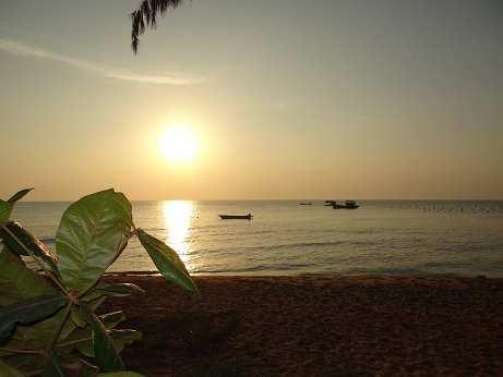 Wij bezoeken de Coconut Tree gevangenis waar de Vietcong strijders in de Vietnam oorlog in kampen gevangen werden gehouden door de Amerikanen. Het is genieten aan het parelwitte strand van Sao Beach.