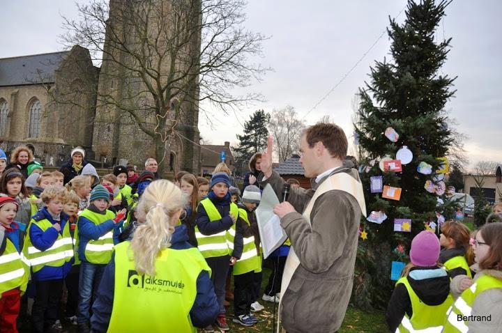 Bewonersplatform De Blankaartklok gaf dorpsplein Woumen met kerst
