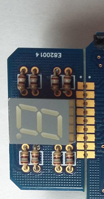 A F B G E C D DP Figuur 2: 7-segment display WAT BENAMING AANSLUITING LED segment A SegA A3 = D17 LED segment B SegB A4 = D18 LED segment C SegC D2 LED segment D SegD D3 LED segment E SegE D4 LED