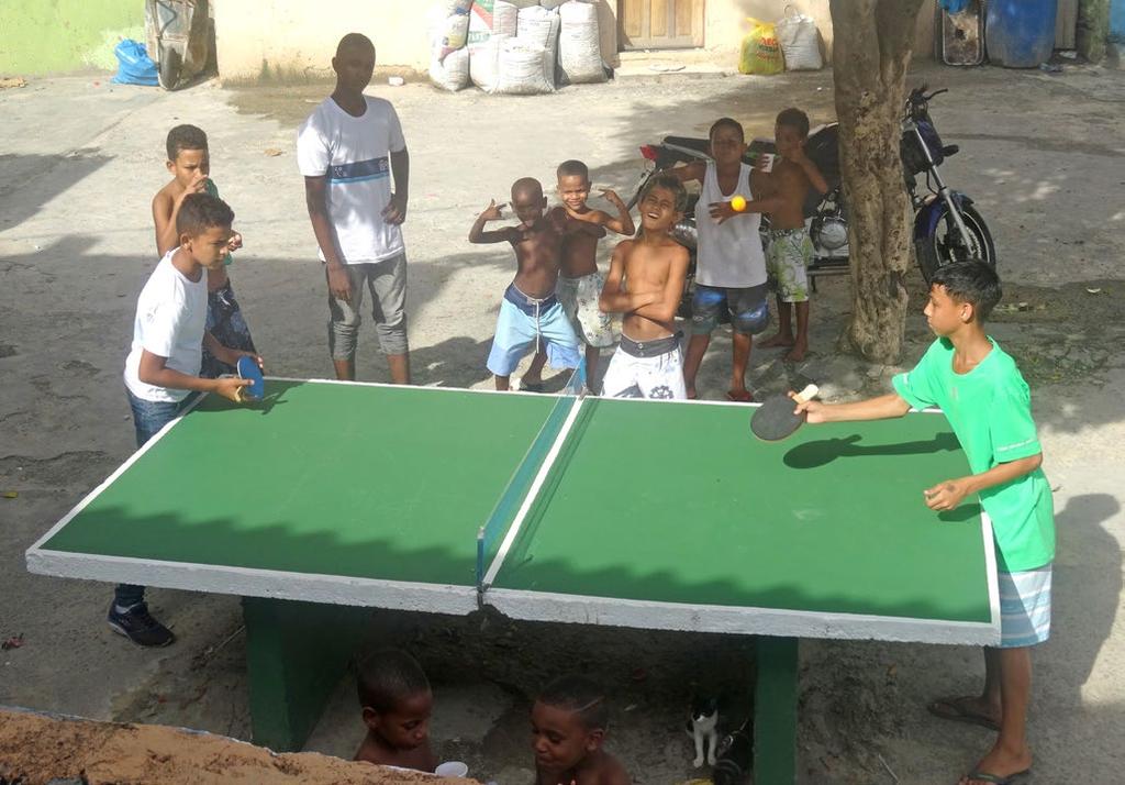 op 30 juli. Meestal wordt er in de favela s alleen aan voetbal gedaan, daarom hebben wij nu ook voor andere sporten gekozen, zoals tafeltennis.