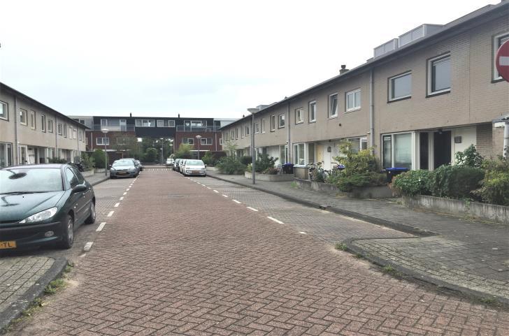 De tussenwoning is gelegen op grond die uitgegeven is in erfpacht en de canon is afgekocht tot en met 30 november 2043.