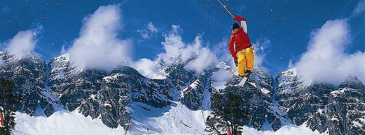 Het skigebied Wagrain (Oostenrijk) sporthal met klimwand aan het hotel kamers van
