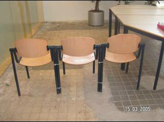 Ook is het koppelen van stoelen door middel van tiewraps is een arbeidsintensieve klus en wordt mede daarom afgeraden.
