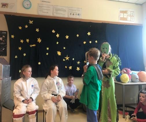 MIDDENBOUW De kinderen van de groep van Elsa en Jitske hadden donderdagmiddag een (mini) voorstelling gegeven over ons zonnestelsel.