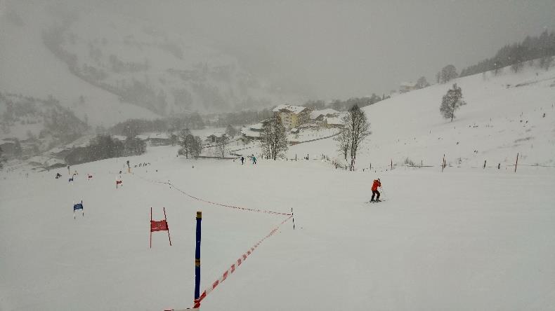 Toch genieten de vier ervan. Zeker als ze naar een poosje de Westgipfelbaan omhoog nemen en daar een ongelofelijke powdersneeuw aantreffen. Een bijzondere ervaring om door zulke sneeuw te skiën.