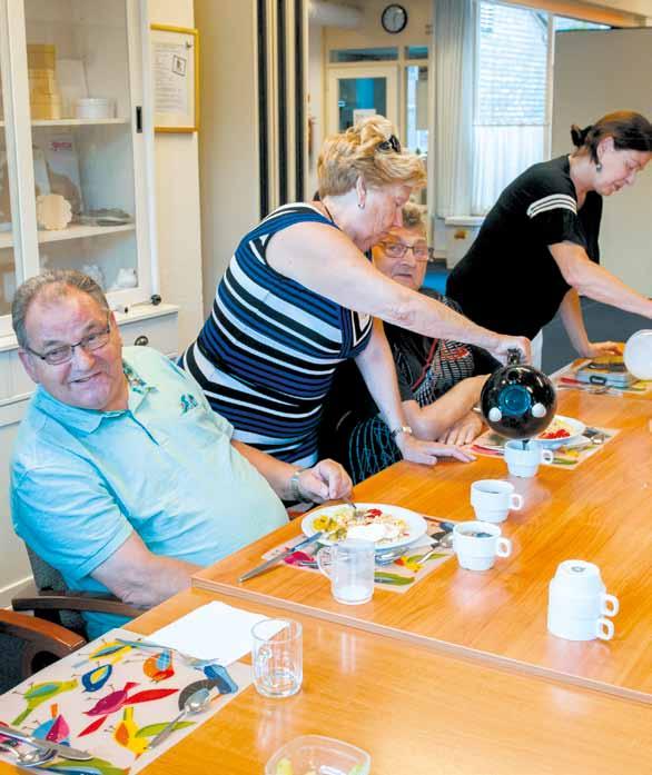 Huiskamers DAGOPVANG VOOR OUDEREN GEHEEL BEGELEID DOOR VRIJWILLIGERS Deelnemer Willem: Je bent hier zo snel op je gemak Vijf jaar geleden is mijn vrouw gestorven, vertelt Willem (72).